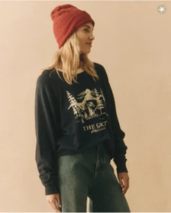 The Great.The College Sweatshirt - True Navy/Snowdrift Graphic -Sports Clothing The College Sweatshirt True Navy with Snowdrift Graphic 20231030230045 1