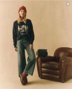 The Great.The College Sweatshirt - True Navy/Snowdrift Graphic -Sports Clothing The College Sweatshirt True Navy with Snowdrift Graphic 20231030230045